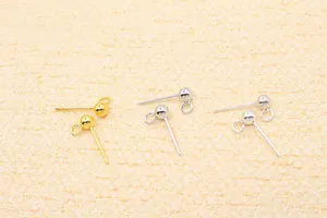 Makro-Detail von S925 Sterlingsilber Kugelohrsteckern mit Schlaufen in Gold und Silber