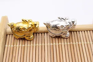 Detailansicht der 3D-Drachenschildkröten-Perlen aus S999 Sterling Silber in Gold und Silber