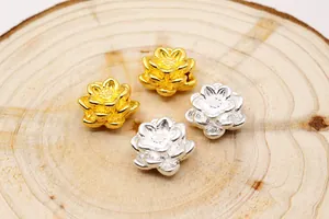 Detaillierte Makroansicht von 3D-Lotusperlen in Gold und Silber auf einer Holzoberfläche