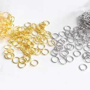Nahaufnahme von goldenen und silbernen S925 Sterlingsilber-Spaltringen für DIY-Schmuck