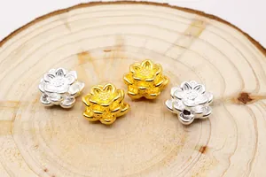 Detailaufnahme von 3D-Silber-Lotusperlen in Gold und Silber für DIY-Schmuck-Handwerk