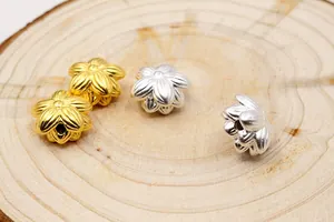 Detailansicht der 3D-Lotosblüten-Abstandshalter aus S999 Sterlingsilber in Gold und Silber