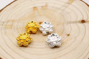 Detaillierte Makroaufnahme von S999 Silber 3D Lotus Perlen für DIY Schmuckherstellung