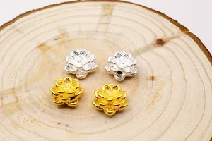 Makroaufnahme von 3D-Lotusblumenperlen in Silber und Gold für DIY-Schmuckherstellung