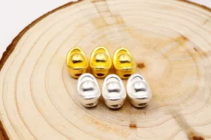 Nahaufnahme von S999 Sterling Silber Barrenperlen in Gold und Silber für DIY Schmuckdesign
