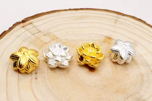 Makroaufnahme von 3D-Lotusperlen in Gold und Silber für DIY-Schmuckherstellung
