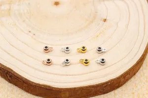 Dettaglio macro di perline regolabili in argento S925 in tre colori metallici diversi