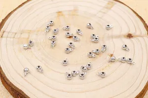 Macro dettagliata di perle scorrevoli in argento S925 per la creazione di gioielli DIY
