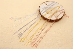 Detaillierte Makroansicht der S925 Sterlingsilber Box-Kette in Gold und Silber