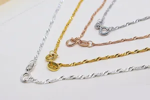 Gros plan de chaînes S925 en argent sterling à ondes d'eau en argent, or et or rose