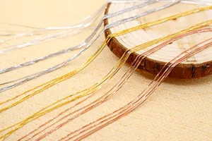 Detail von Silber-, Gold- und Roségold-S925-Sterlingsilber-Boxketten auf Holzsockel