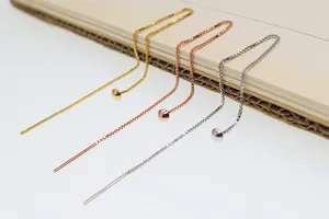Dettaglio degli infila orecchini in argento S925 nei colori oro, oro rosa e argento puro