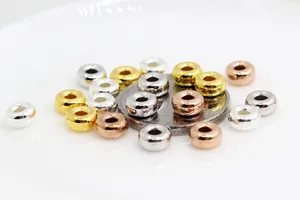 Dettaglio macro di perline a ruota in argento sterling S925 in oro, argento e oro rosa