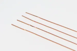 Dettagli macro della catena veneziana per orecchini in argento S925 placcato oro rosa
