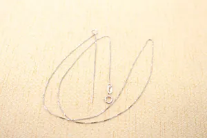 Makroaufnahme einer S925 Sterlingsilber-Boxkette mit Nadelspitze und Federverschluss