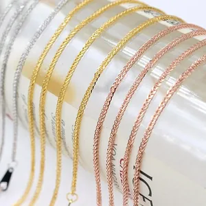 Αλυσίδες S925 1,3mm σε χρυσό, ροζ χρυσό και ασήμι τοποθετημένες πάνω σε βιβλίο