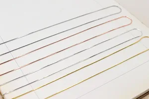 Detalle de cuatro cadenas de serpiente finas en plata, oro rosa y baño de oro