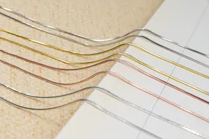 Primer plano de cadenas de serpiente de plata S925 en colores plata, oro y oro rosa