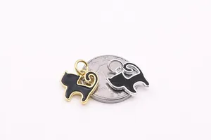 Vista macro di ciondoli a gatto placcati oro e argento su moneta per misura