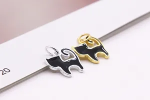 Dettaglio dei ciondoli a gatto in argento S925 con smalto nero e finitura oro