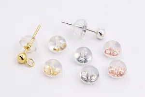 Vista macro de cierres de pendientes en plata S925 y silicona en oro, plata y rosa