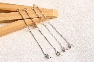 Dettaglio di catene per orecchini in argento S925 con maglie a scatola e a croce