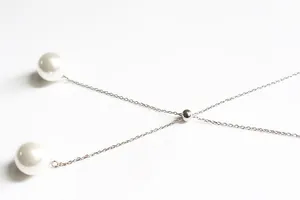 Détail macro du collier en argent S925 réglable en forme de Y avec perles blanches