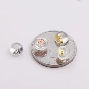 Cierres de pendientes de plata S925 y silicona en oro y plata sobre una moneda escala