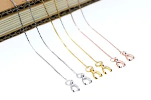 Vue macro des chaînes d'oreilles S925 en argent, or et or rose pour la création de bijoux