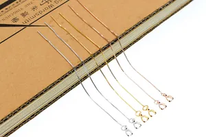 Détail de fils d'oreilles en argent S925 avec épingle et fermoir pendentif en trois couleurs