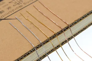 Détail de chaînes box en argent S925 en finitions argentée, dorée et or rose