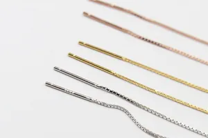 Vue macro de fils d'oreilles en argent sterling S925 en argent, or et or rose poli