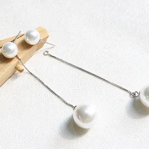 Eleganti orecchini lunghi in argento S925 con perle bianche e catene sottili a croce