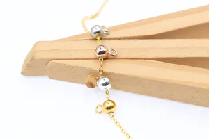 Detalle macro de cuentas deslizantes de plata S925 con anillos en plata, oro y oro rosa