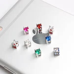 Detailansicht der S925 Sterlingsilber-Markierung an bunten Zirkonia-Anhängerwürfeln