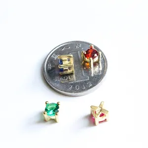 S925 Sterling Silber Würfel Anhänger mit bunten Zirkonia Steinen auf weißem Grund