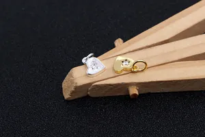 Dettaglio di ciondoli a cuore in argento sterling S925 opaco con zirconi e stella
