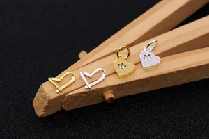 Macro dettagliata di ciondoli a cuore in argento sterling S925 in oro e argento per DIY
