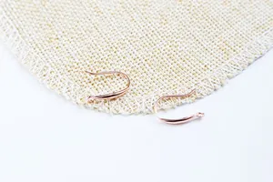 Détails macro de crochets d'oreilles en argent 925 plaqué or rose avec anneaux de connexion