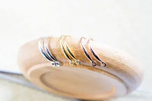 Vue macro de crochets d'oreilles en argent 925 en finitions argent, or et or rose