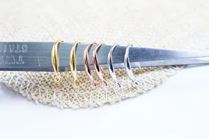 Détail de crochets d'oreilles en argent 925 en finitions or, or rose et argent