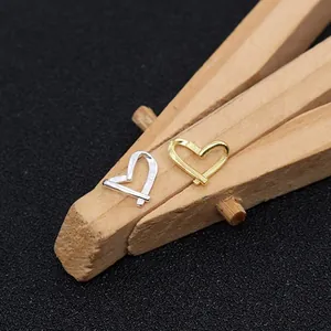 Orecchini a cuore in argento S925 dorato e argentato su supporto in legno naturale