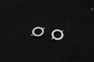 Vue macro du pendentif double cercle en argent S925 avec zircon pour bijoux DIY