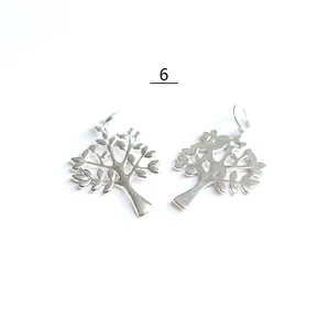 Dettaglio macro dei ciondoli albero della vita in argento sterling con foglie fini