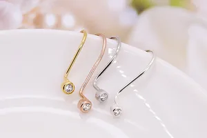 Détail de crochets d'oreilles en argent S925 avec zirconiums en quatre finitions métal