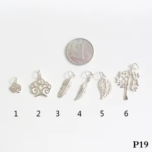 Macro di ciondoli albero e piuma in argento S925 con moneta per riferimento dimensioni