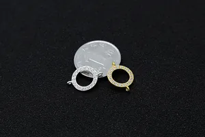 Vue détaillée des connecteurs double cercle en argent S925 sertis de zircons micro-pave