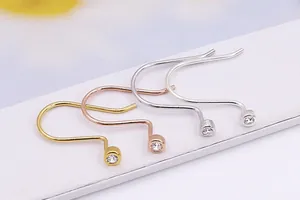 Détail de crochets d'oreilles en argent S925 avec zircone en or et argent brillant