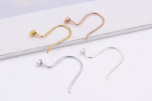 Gros plan de crochets d'oreilles en argent 925 doré et argenté pour bijoux DIY