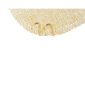 Boucles d'oreilles minimalistes en argent 925 doré en forme de U sur fond de toile de jute